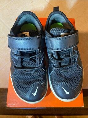 Nike Kids Size 11C Flex Contract 3 (PSV) Black/White Sneakers w/ Velcro Strap!